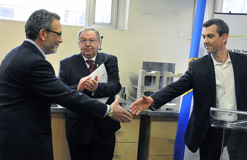 Ông Clifford Gross (trái) bắt tay Robert Niven - Chủ tịch Công ty CarbonCure Technologies (Canada) trước sự chứng kiến của Darrell Dexter - cựu Thủ hiến bang Nova Scotia (Canada). Ảnh: Novascotia