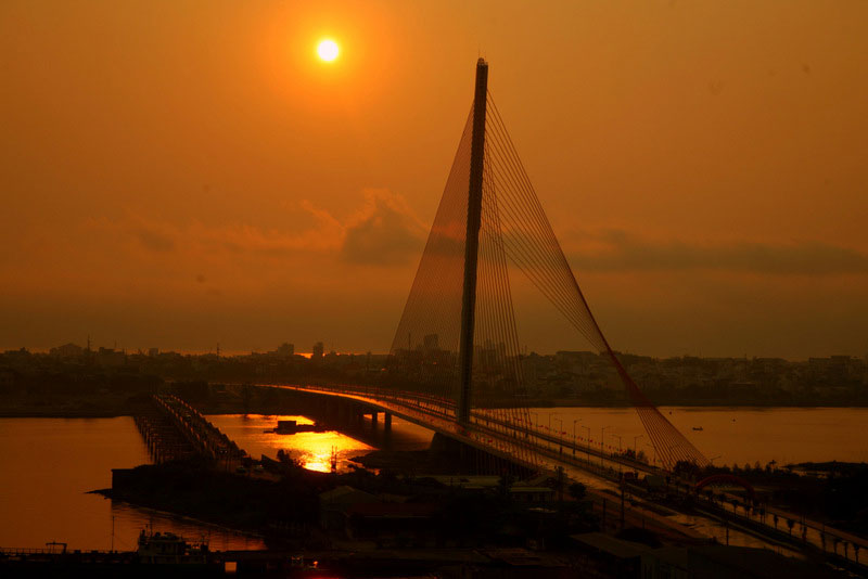 Hơn 60 năm trước, ngay tại vị trí cầu Trần Thị Lý ngày nay, người Pháp đã cho xây dựng cây cầu đầu tiên ở Đà Nẵng và đặt tên là cầu De Lattre. Ảnh: Thanhfoto.