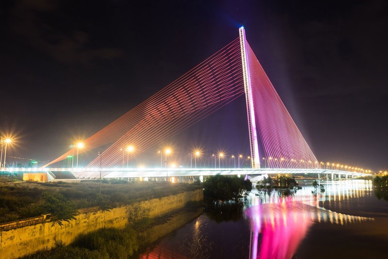 Đây được cho là cây cầu có kiến trúc độc đáo vào loại nhất nhì Việt Nam với trụ dây văng nghiêng tạo dáng cầu đẹp và lạ mắt. Ảnh: Le Quang.