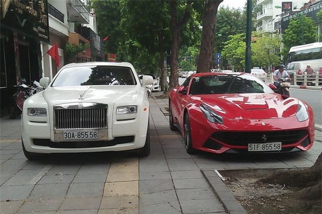Ngắm bộ đôi siêu xe 40 tỷ của đại gia Hà Nội. Ngoài cặp đôi Rolls-Royce và Ferrari, vị đại gia tại Hà Nội này còn sở hữu một chiếc siêu xe sang Bentley Continental GT Speed màu trắng. (CHI TIẾT)
