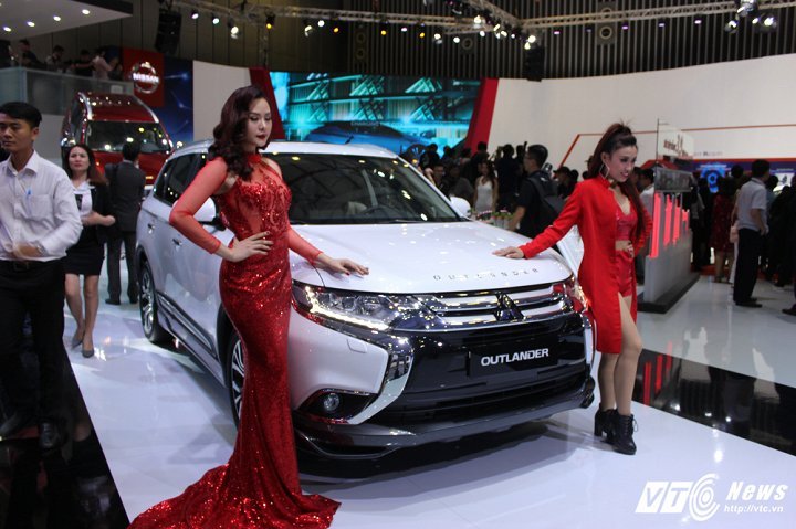 Sau Honda CR-V giảm 300 triệu đồng, Mitsubishi Outlander chạy đua giảm 220 triệu đồng. Mitsubishi Việt Nam ngay sau khi thông báo giảm giá phiên bản Outlander 2.0 STD tới 220 triệu đồng khiến thị trường Việt Nam tiếp tục biến động giai đoạn cuối năm 2017. (CHI TIẾT)