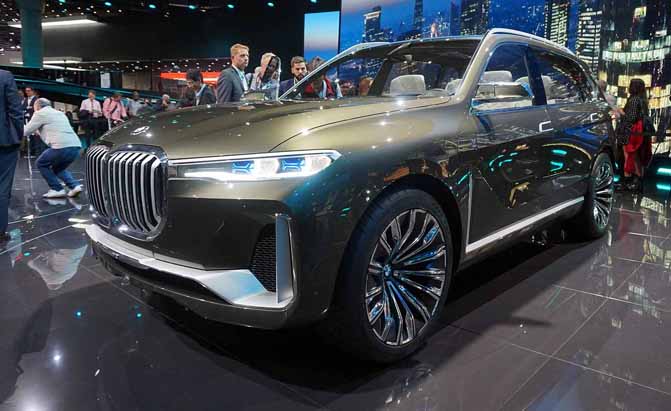 1. BMW X7 iPerformance Concept tạo ấn tượng với lưới tản nhiệt hình hai quả thận, không gian nội thật rộng cho 6 người, vật liệu da và gỗ cao cấp, cụm điều khiển kỹ thuật số với màn hình lớn 12.3-inch và cửa sổ trời toàn cảnh. 