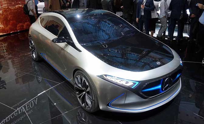 5. Mercedes-Benz Concept EQA trang bị pin Lithium-ion 60 kWh, cho quãng đường đi tới 400 km mỗi lần sạc. Sức mạnh xe đến từ hai động cơ điện cho tổng công suất lên tới 268 mã lực. 