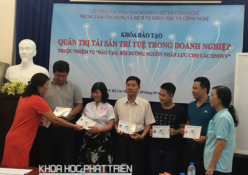 Tiến sĩ Nguyễn Thị Hoàng Liên - Phó giám đốc Trung tâm Ứng dụng và Dịch vụ KH&CN đang trao giấy chứng nhận cho các học viên đã hoàn thành khóa học. Ảnh Vân Ly