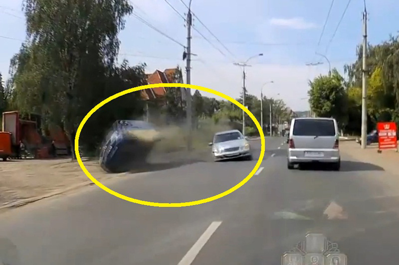 Va chạm với xe Mercedes, ôtô lăn lộn trên đường. Sau khi va chạm với chiếc Mercedes (không rõ model), xe ôtô ở đoạn video dưới đây đã lăn lộn nhiều vòng trên đường. (CHI TIẾT)