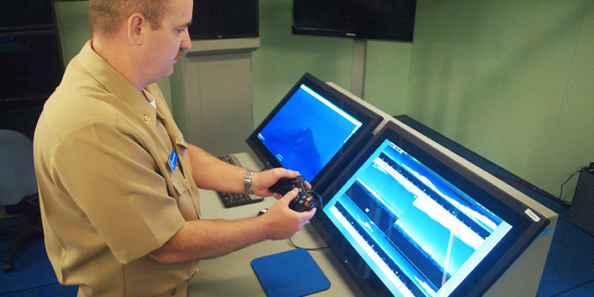 Thủy thủ thử bộ điều khiển Xbox tại một phòng thí nghiệm ở Bắc Virginia. Ảnh: Taskandpurpose