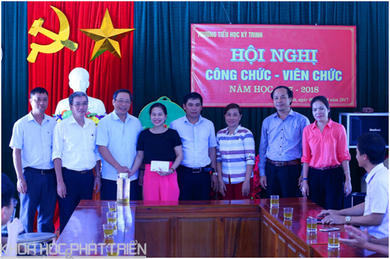 Đoàn công tác ủng hộ trường trung học phường Kỳ Trinh 10 triệu đồng