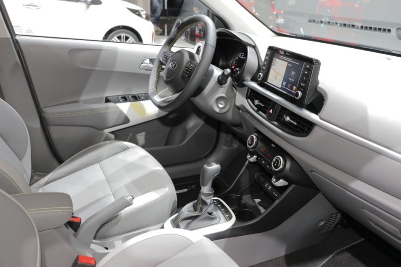 Khoang nội thất của Kia Picanto X-Line 2018 mang phong cách hiện đại hơn bản tiêu chuẩn. 