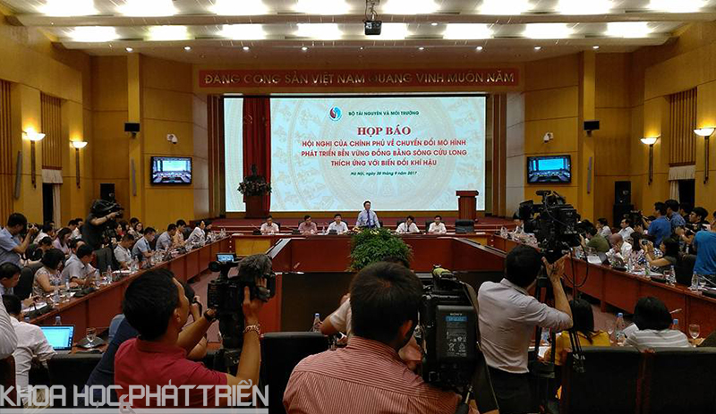 Bộ trưởng Trần Hồng Hà phát biểu tại buổi họp báo
