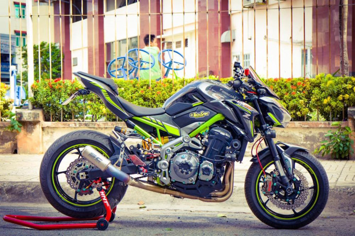 Biker Việt độ Kawasaki Z900 “full đồ chơi” đắt giá. Dù mới chính thức được bán ra thị trường Việt Nam từ đầu năm nay, Kawasaki Z900 mới đã được một người chơi xe Sài Gòn nâng cấp mọi mặt nhờ dàn phụ tùng 