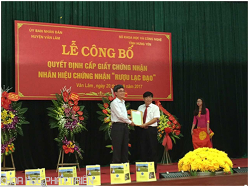 Cục trưởng Cục Sở hữu trí tuệ Đinh Hữu Phí trao giấy chứng nhận nhãn hiệu chứng nhận "Lạc Đạo” cho đại diện UBND huyện Văn Lâm.
