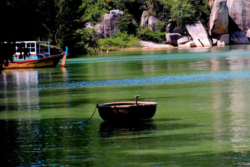 Ngồi trên tàu lướt êm trên vịnh Vân Phong, du khách tha hồ ngắm cảnh hai bên bờ. Ảnh: Quangminhnt.
