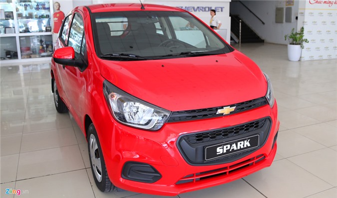 Ảnh thực tế Chevrolet Spark Duo 2018 giá 299 triệu ở Việt Nam. Mẫu xe Van Chevrolet Spark Duo 2018 cải tiến nhẹ ở thiết kế nội, ngoại thất và có giá bán lẻ 299 triệu, tăng 20 triệu so với bản cũ. (CHI TIẾT)