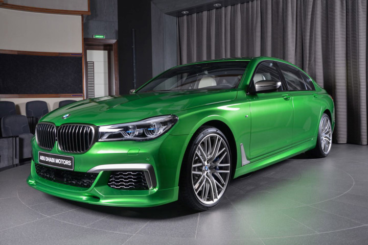 BMW M760Li nổi bật trong “bộ cánh” mầu xanh lá. Sở hữu động cơ V12 twin-turbo sản sinh công suất 601 mã lực mạnh mẽ, chiếc BMW M760Li càng trở nên “chất” hơn trong bộ cánh mới. (CHI TIẾT)