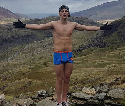 Nathan French leo đỉnh Snowdon chỉ mặc quần sịp có hình siêu nhân. Ảnh: Guardian