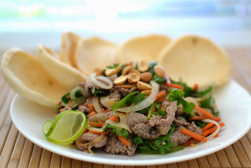 Mẹo chế biến món bò tái chanh ngon hơn nhà hàng. Bò tái chanh là món ngon xuất hiện trong hầu hết thực đơn của các nhà hàng lớn nhỏ ở Việt Nam. Món ăn này rất dễ ăn, không gây ngán lại giàu chất dinh dưỡng. (CHI TIẾT)