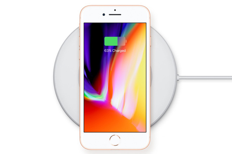 iPhone 8 có dung lượng pin 1.821 mAh, tích hợp công nghệ sạc nhanh và sạc không dây chuẩn Qi.