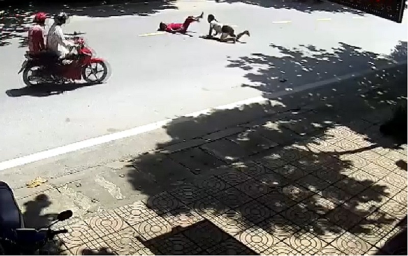 Xe máy tông gãy chân người qua đường tại Hà Giang. Nam thanh niên điều khiển xe máy với tốc độ cao trong khu dân cư đã tông phải 2 người phụ nữ đang qua đường khiến 1 người gãy chân. (CHI TIẾT)