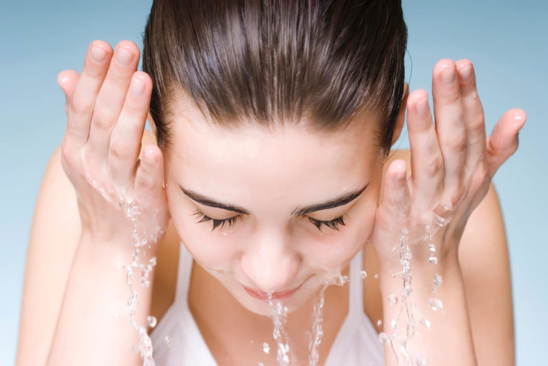 Hướng dẫn rửa mặt đúng cách. Rửa mặt là công đoạn vô cùng quan trọng trong quá trình chăm sóc da. Việc làm sạch làn da của bạn sẽ giúp cho việc hấp thu các dưỡng chất của bước dưỡng da một cách hoàn hảo nhất. Ngoài ra, nó còn làm sạch các lỗ chân lông giúp chúng se khít hơn. (CHI TIẾT)