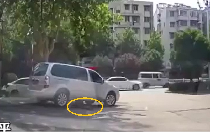 Ngủ trên vỉa hè, người đàn ông bị ôtô cán qua người. Chiếc ôtô trong đoạn video sau đây đã vô tình cán ngang người đàn ông đang ngủ trên vỉa hè vì không quan sát thấy. (CHI TIẾT)