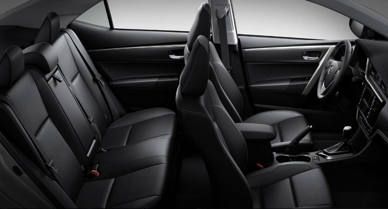 Toàn bộ ghế ngồi của Toyota Corolla Altis X 2017 đều được bọc da, điều hòa tự động. Ghế lái thể thao, có thể chỉnh điện 8 hướng. Hệ thống thông tin giải trí gồm màn hình LCD 7 inch, đầu DVD, hỗ trợ kết nối AUX, USB, MP3, Bluetooth.