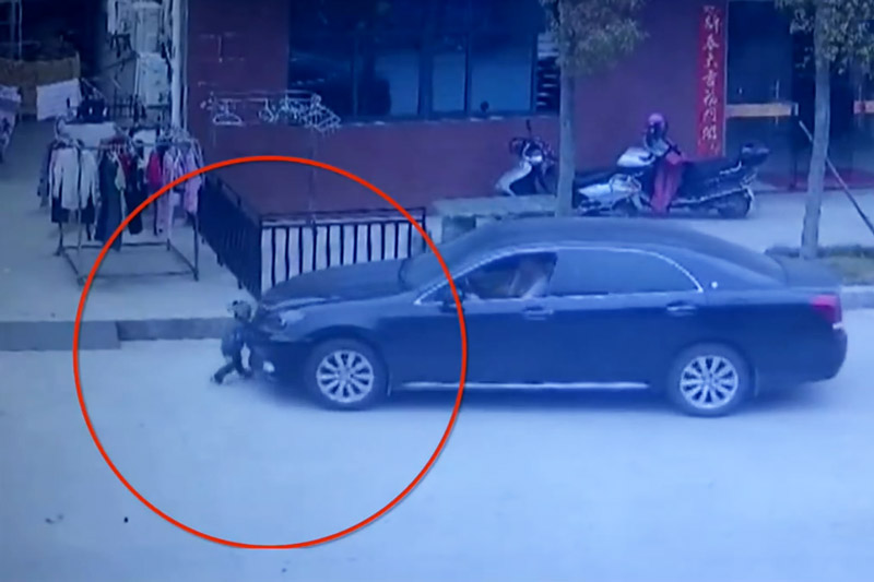 Chui gầm xe hơi, bé trai 2 tuổi vẫn thoát chết. Một cậu bé 2 tuổi ở tỉnh Phúc Kiến, Trung Quốc đã may mắn thoát chết dù em phải “chui gầm” xe hơi. (CHI TIẾT)