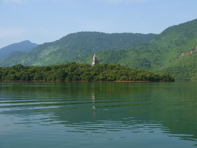 Từ thành phố Huế đi gần 30 km về phía Nam theo hướng quốc lộ 1A, rồi theo con đường làng râm mát cây xanh đi thêm 10 km nữa, du khách sẽ đến hồ Truồi. Ảnh: Đào Việt Dũng.