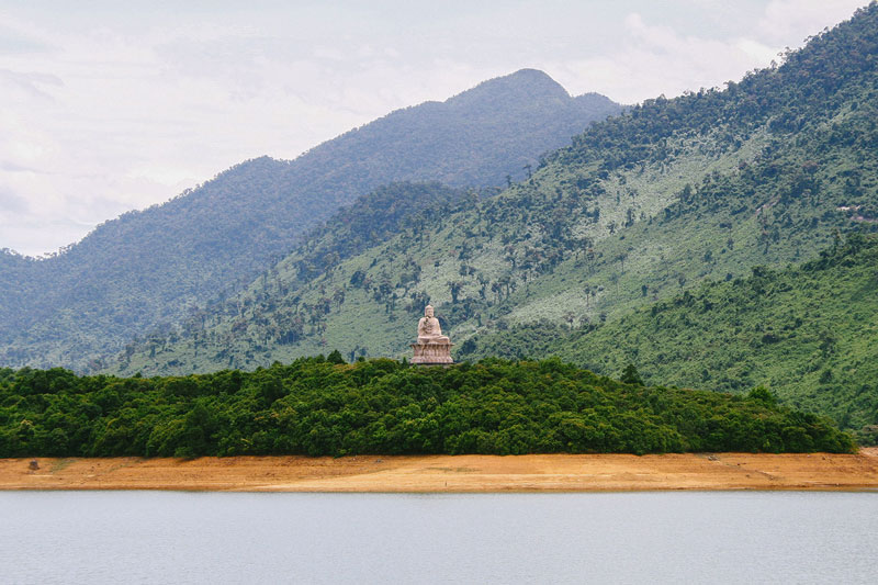 Đến hồ Truồi du khách sẽ thấy một vùng nước trong xanh được bao bọc bởi các dãy núi xanh ngát, phong cảnh sơn thủy hữu tình. Ảnh: Saigontourist.