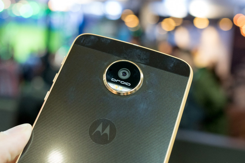 =9. Motorola Moto Z Droid Edition (thời gian chụp 1 tấm hình: 1,3 giây). 