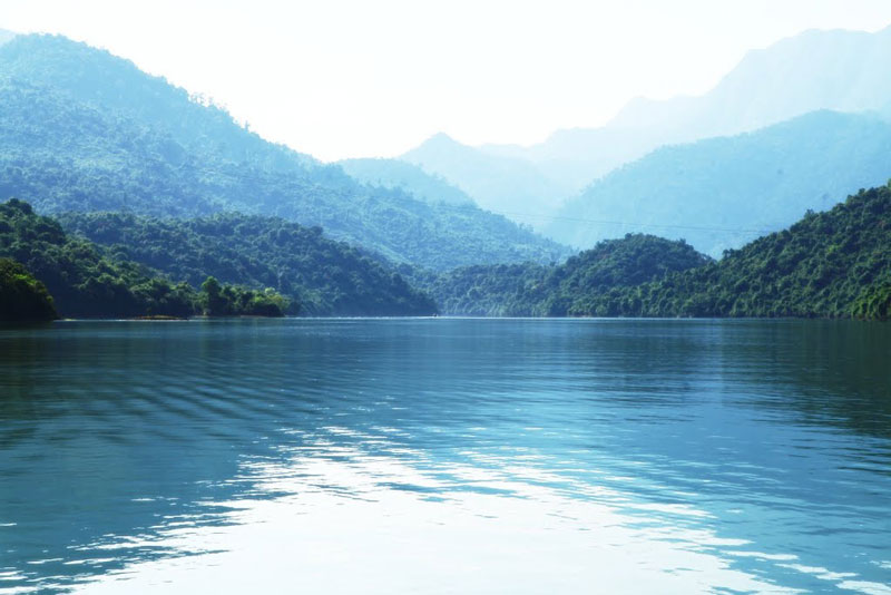 Xuôi thuyền theo dòng nước trong xanh của Hồ Truồi du khách sẽ tham quan các điểm du lịch sinh thái hấp dẫn như Vũng Thùng, Ba Trại, Hợp Hai… Ảnh: Đăng Định.
