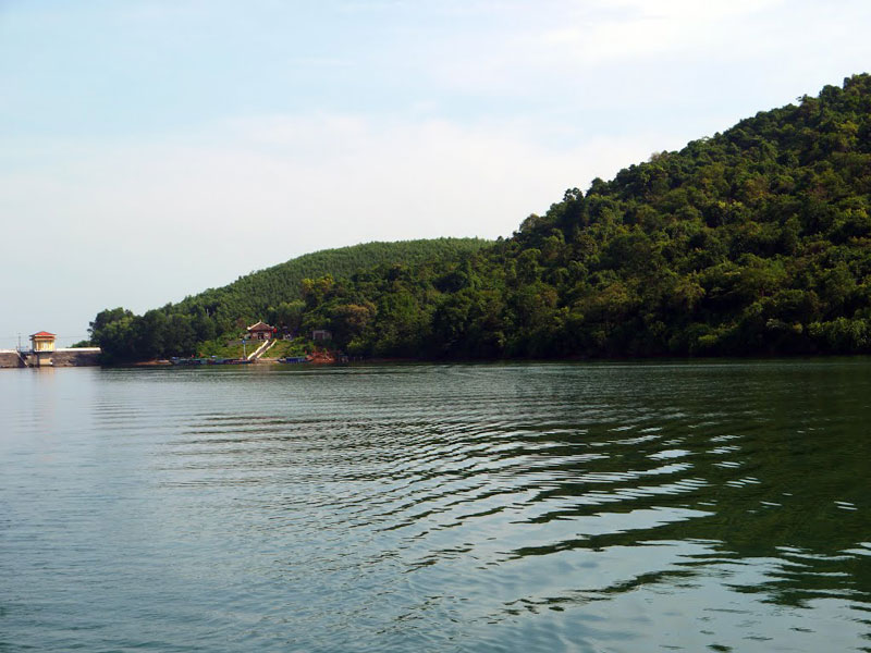 Hồ có diện tích khoảng 400 ha, dung tích lòng hồ đến 60 triệu mét khối nước, là công trình thủy lợi lớn nhất ở tỉnh Thừa Thiên - Huế, với mục đích tưới tiêu cho đồng ruộng các xã Lộc Hòa, Lộc Điền thuộc huyện Phú Lộc. Ảnh: Đăng Định.