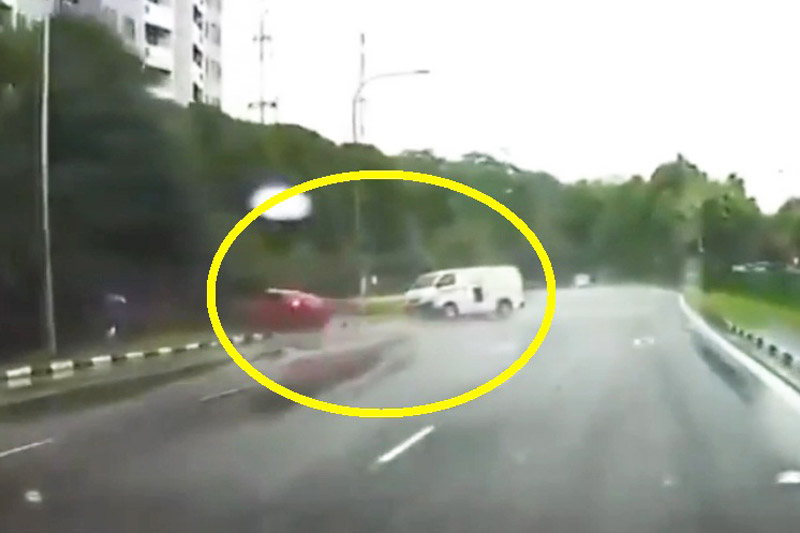 Taxi gây tai nạn vì tài xế chạy ẩu. Do tài xế phóng nhanh và mất lái nên chiếc taxi ở Singapore đã tông phải xe Van. Rất may là không có ai bị thương nặng. (CHI TIẾT)