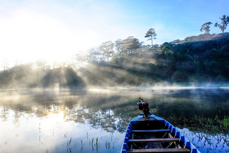 Hồ có nhiều ốc đảo nhỏ và được bao bọc bởi khu rừng thông. Ảnh: Nguyễn Hải Vinh.
