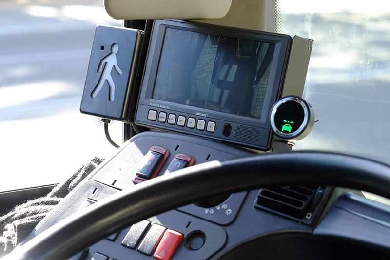 Thiết bị gắn trong khoang lái của hệ thống Mobileye để cảnh báo cho tài xế bằng âm thanh và hình ảnh. Ảnh: Twimg