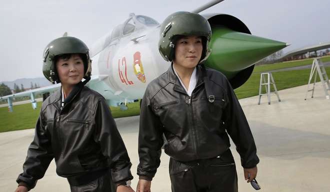 Nữ phi công và MiG-21 của Không quân Triều Tiên. Ảnh: South China Morning Post