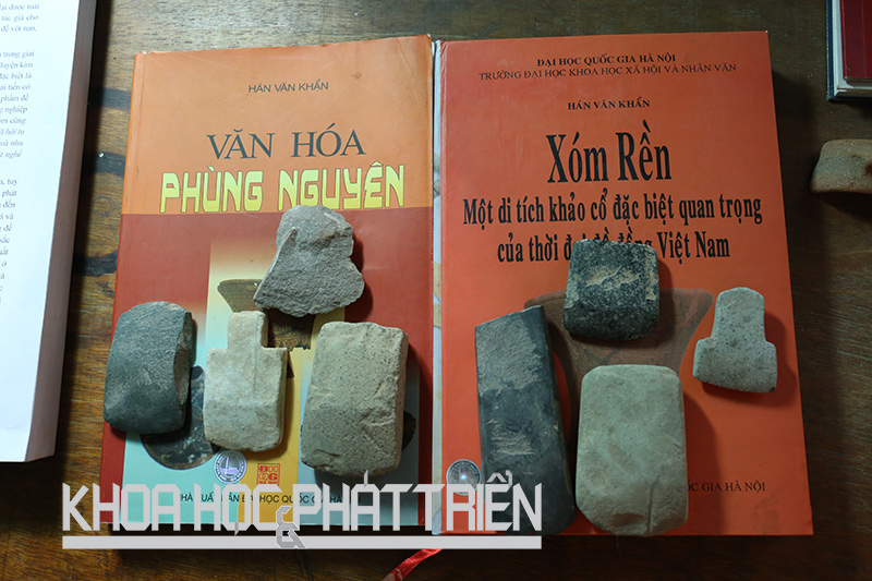 Hai cuốn sách của Phó Giáo sư Hà Văn Khẩn và một số hiện vật khai quật được. Ảnh: Dung Đoàn