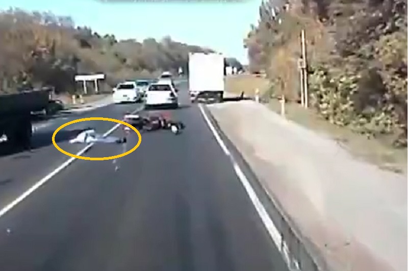 Vượt ẩu xe đi trước, người lái xe mô tô tử nạn. Xe mô tô trong đoạn video sau đây đã cố tình vượt xe tải đi trước trên đoạn đường đông đúc, va chạm với xe đi ngược chiều khiến người điều khiển tử nạn. (CHI TIẾT)