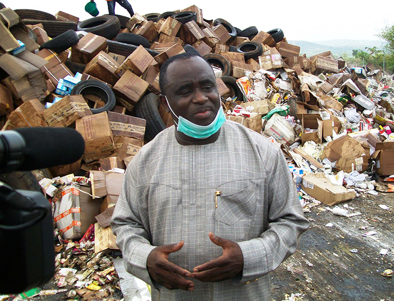 Tổng Giám đốc Cục Kiểm tra và Quản lý thực phẩm và dược phẩm quốc gia Nigeria trong một buổi phá hủy thuốc, thực phẩm và đồ mỹ phẩm kém chất lượng. Ảnh: NAN