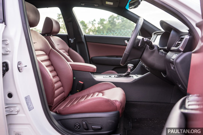 Về nội thất, toàn bộ ghế ngồi và nhiều chi tiết của Kia Optima GT 2017 được bọc da. Ghế ngồi phía trước có thể chỉnh điện, hàng ghế sau cũng được trang bị máy lạnh. 