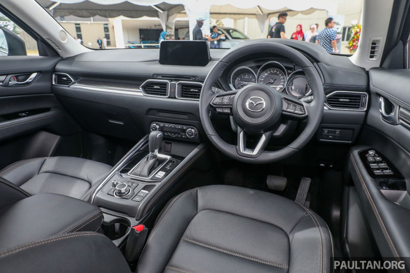 Mazda CX-5 2017 được trang bị màn hình màu 4,6 inch phía sau vô lăng. Màn hình giải trí kích thước 7 inch, hệ thống âm thanh gồm 10 loa Bose.
