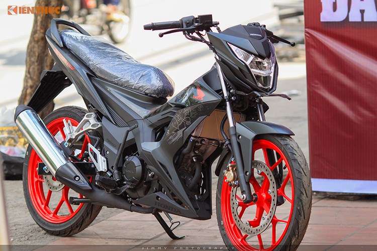 Cận cảnh xe máy Honda Sonic mới giá 88 triệu tại Việt Nam. Mẫu xe máy côn tay Honda Sonic R150 phiên bản 2017 được nhập khẩu tư nhân về Việt Nam sở hữu mức giá lên đến 88 triệu đồng. (CHI TIẾT)