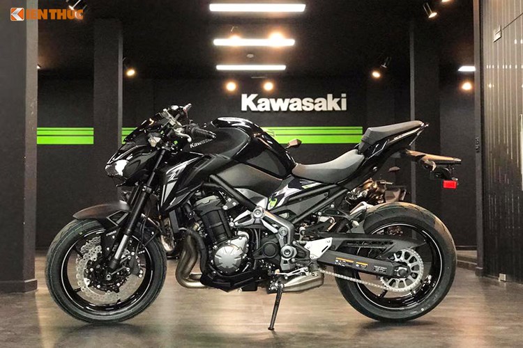 Kawasaki Z900 bản 2018 về Việt Nam giá gần 300 triệu. Mẫu naked-bike Z900 phiên bản 2018 được hãng xe máy Kawasaki cải tiến hoàn toàn về ngoại hình so với Z800, 
