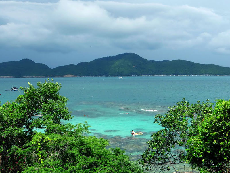 Đảo nằm cách thành phố Nha Trang khoảng 50 km. Ảnh: XDAT.