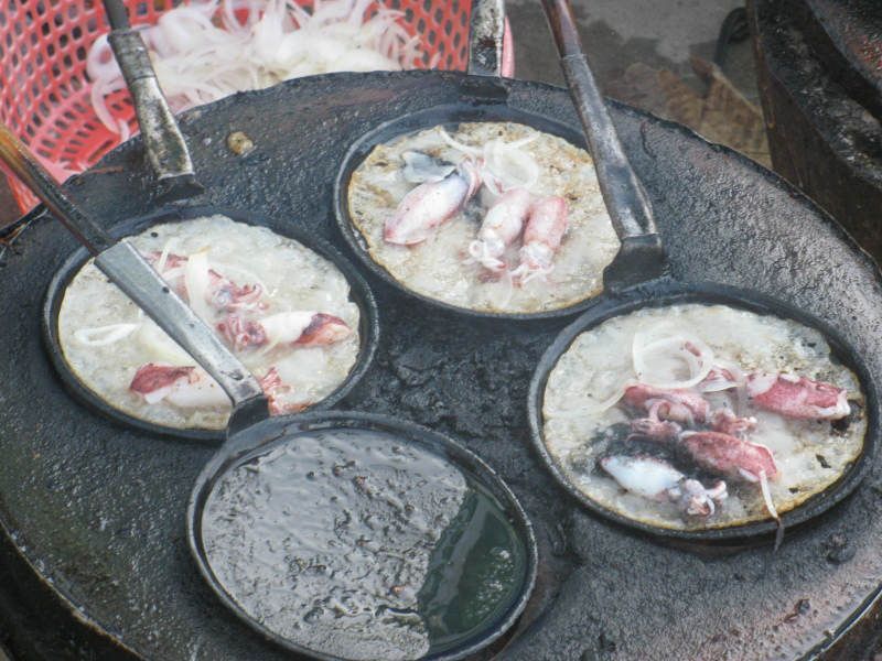 Bánh xèo mực - đặc sản ngon mà lạ của thành phố biển Nha Trang. Bánh xèo mực là món ăn nổi tiếng ở thành phố biển Nha Trang, Khánh Hòa bởi hương vị độc đáo và khác biệt với những nơi khác. Món bánh này hấp dẫn nhiều du khách thưởng thức khi tới đây tham quan. (CHI TIẾT)