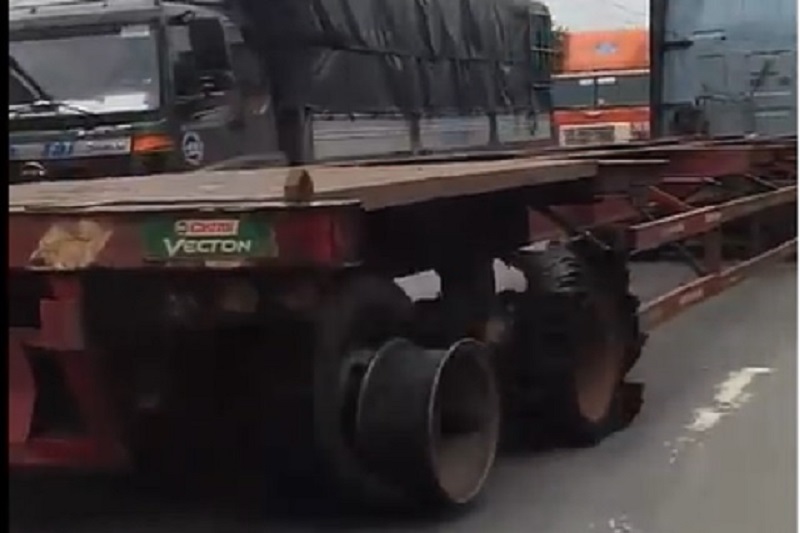 Xe container nổ lốp vẫn chạy “băng băng” trên đường. Chiếc xe container đang lưu thông trên đường thì dàn lốp phía đuôi đã nổ sạch lộ mâm mà xe này vẫn chạy. (CHI TIẾT)