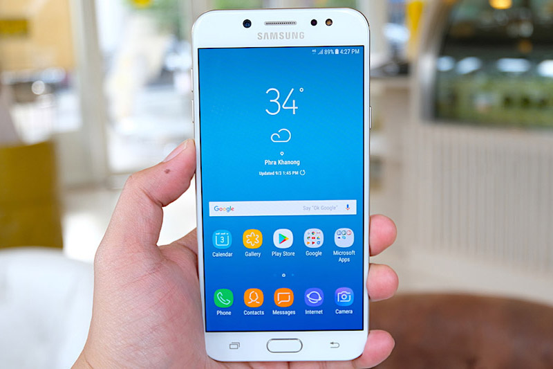 Samsung Galaxy J7 Plus được trang bị màn hình Super AMOLED kích thước 5,5 inch, độ phân giải Full HD (1.920x1.080 pixel), mật độ điểm ảnh 401 ppi. Màn hình này được bảo vệ bởi kính cường lực vát cong 2,5D, tích hợp tính năng Always-On. 