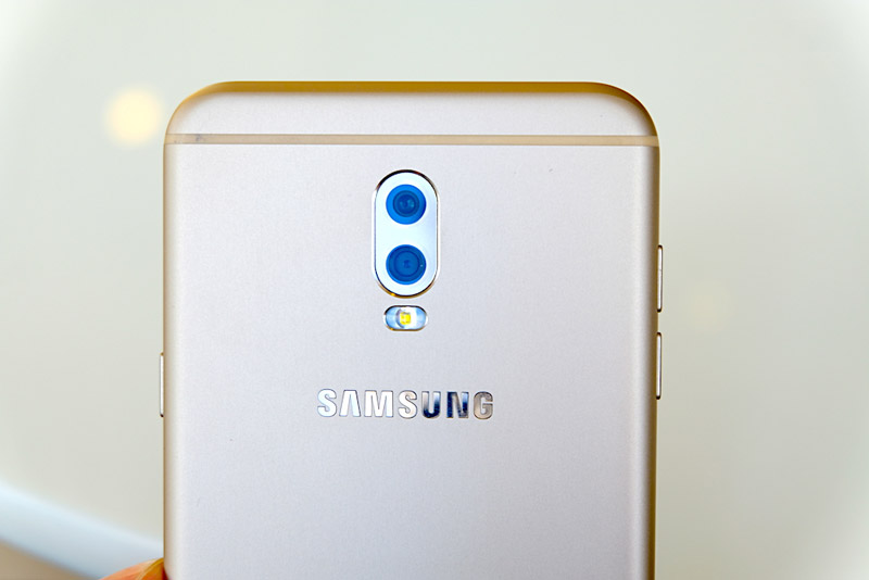 Điểm nhấn đáng chú ý của Samsung Galaxy J7 Plus là nó được trang bị 2 camera ở mặt lưng với độ phân giải 13 MP, khẩu độ f/1.7 và 5 MP, khẩu độ f/1.9. Bộ đôi máy ảnh này có flash LED trợ sáng, hỗ trợ chụp ảnh xoá phông, lấy nét tự động, nhận diện khuôn mặt. 