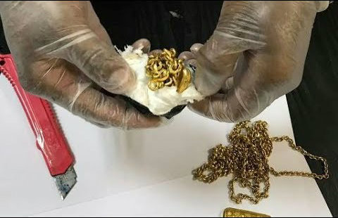Số vàng được gói trong túi nhựa dẻo, nhét vào trong trực tràng. Ảnh minh họa