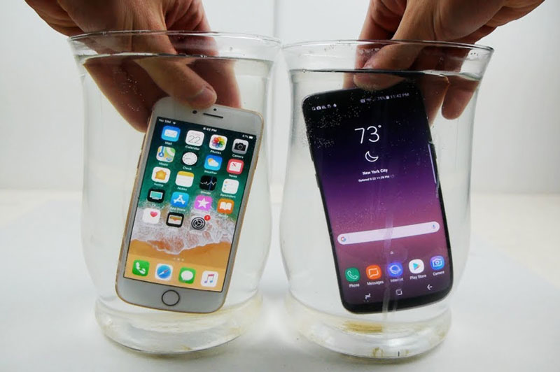 iPhone 8 (trái) và Galaxy S8 đọ khả năng chống chịu nước muối.