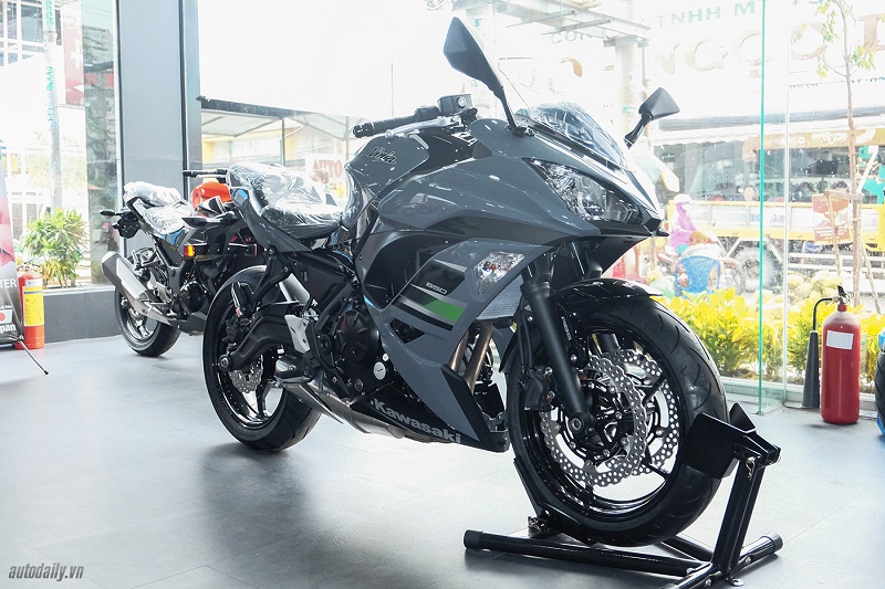 Kawasaki Ninja 650 ABS 2017 chính hãng về Việt Nam. Chiếc sport-bike Ninja 650 ABS 2017 được Kawasaki phân phối chính hãng tại các đại lý ở thị trường Việt Nam với mức giá từ 288 triệu đồng. (CHI TIẾT)